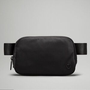 Lululemon Athletica Everywhere Belt Bag made of nylon material black 1L size